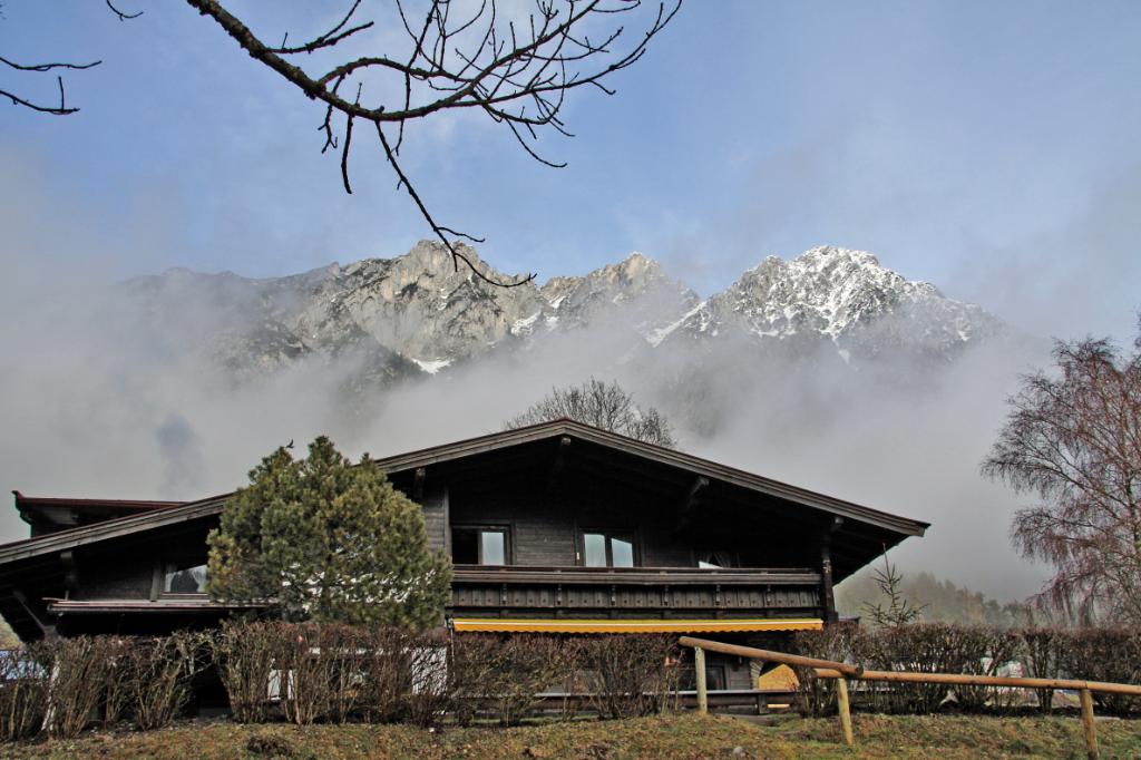 Almhütte und wilder Kaiser.jpg - Almhütte und wilder Kaiser